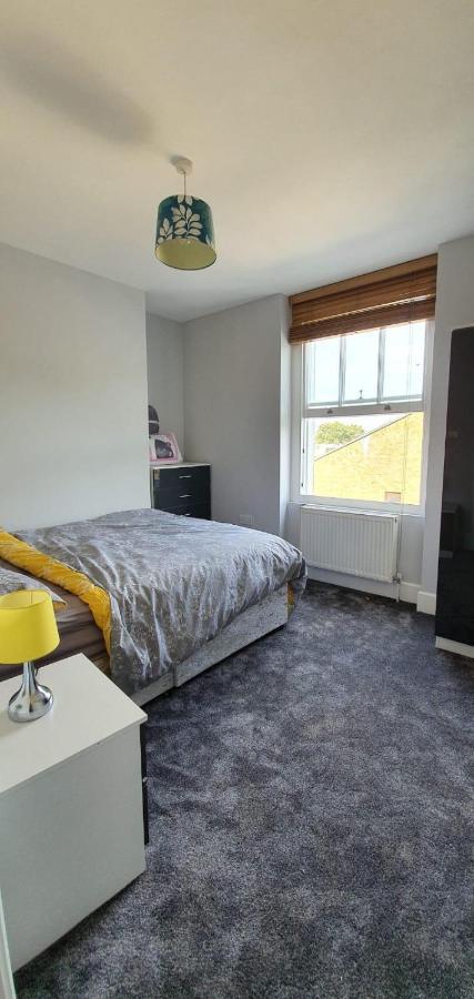 Camden Guest House Double Bedroom With Super Large King Bed لندن المظهر الخارجي الصورة