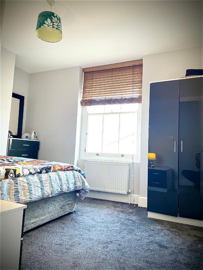 Camden Guest House Double Bedroom With Super Large King Bed لندن المظهر الخارجي الصورة